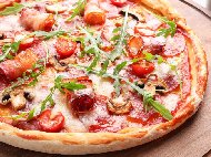 Рецепта Пица с домашно тесто, бекон, салам, гъби, чери домати, сирене моцарела и рукола